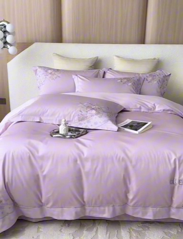 91家纺网 家纺一手货源 找家纺 宏羽纺 2023新款高支高密全棉绣花四件套--花间意境 海葵紫