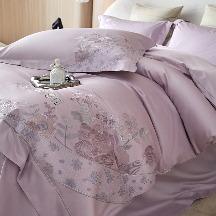 91家纺网 家纺一手货源 找家纺 宏羽纺 2023新款高支高密全棉绣花四件套--花间意境 海葵紫