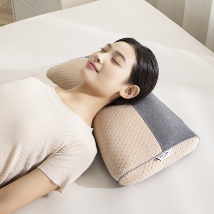 91家纺网 家纺一手货源 找家纺 （总）麦肯锡 2024新款针织棉双拼纯荞麦枕 模特图