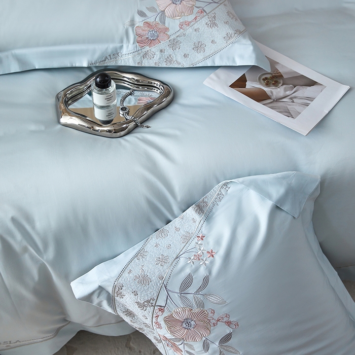 91家纺网 家纺一手货源 找家纺 宏羽纺 2023新款高支高密全棉绣花四件套--花间意境 西子蓝