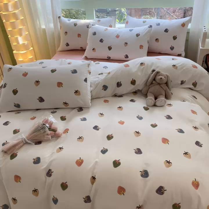 91家纺网 家纺一手货源 找家纺 ab家纺 2024新款全棉双层纱印花四件套 草莓派对