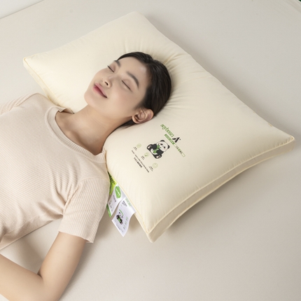 91家纺网 家纺一手货源 找家纺 （总）麦肯锡 2024新款A类母婴全棉熊猫大豆蛋白亲子枕系列 酒店羽丝绒款 模特图