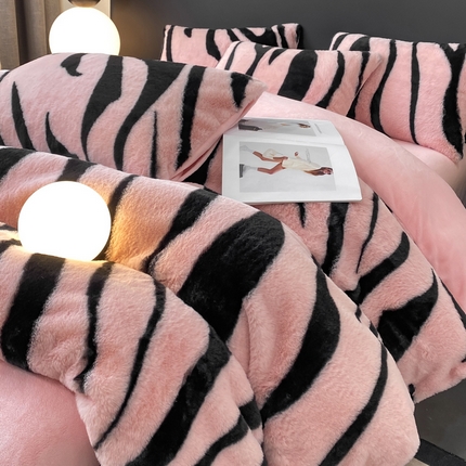 91家纺网 家纺一手货源 找家纺 （总）米可 2025新款斑马纹高克重兔兔绒四件套-炫彩