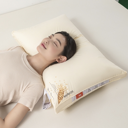 91家纺网 家纺一手货源 找家纺 （总）麦肯锡 2024新款A类母婴全棉大豆蛋白枕-模特图