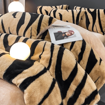 91家纺网 家纺一手货源 找家纺 （总）米可 2025新款斑马纹高克重兔兔绒四件套-炫彩