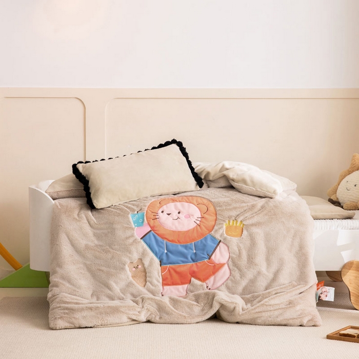 91家纺网 家纺一手货源 找家纺 喜多兔 2024新款全消光牛奶绒超无光仿兔毛绒幼儿园三件套 小欢颜卡其色甜点狮子