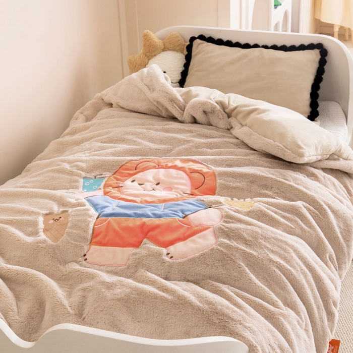 91家纺网 家纺一手货源 找家纺 喜多兔 2024新款全消光牛奶绒超无光仿兔毛绒幼儿园三件套 小欢颜卡其色甜点狮子