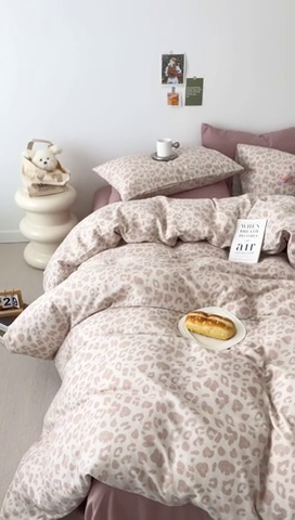 91家纺网 家纺一手货源 找家纺 安莱生活 2024新款高奢全棉新疆棉双层纱四件套 粉色豹纹