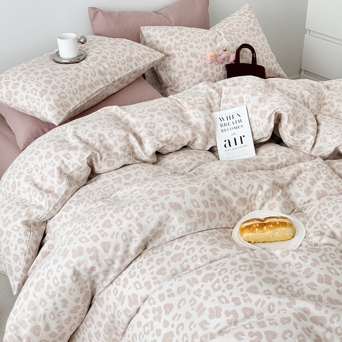 91家纺网 家纺一手货源 找家纺 安莱生活 2024新款高奢全棉新疆棉双层纱四件套 粉色豹纹