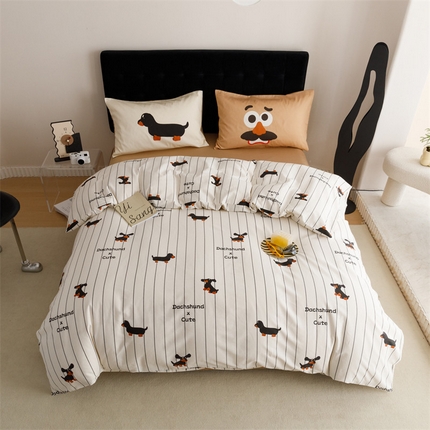 91家纺网 家纺一手货源 找家纺 珺柔家纺 2024年款13070全棉数码印花四件套 条纹腊肠狗