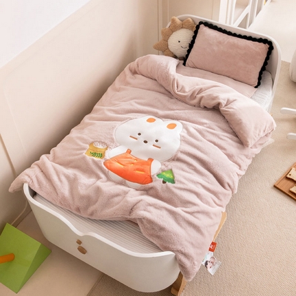 91家纺网 家纺一手货源 找家纺 （总）喜多兔 2024新款全消光牛奶绒超无光仿兔毛绒幼儿园三件套