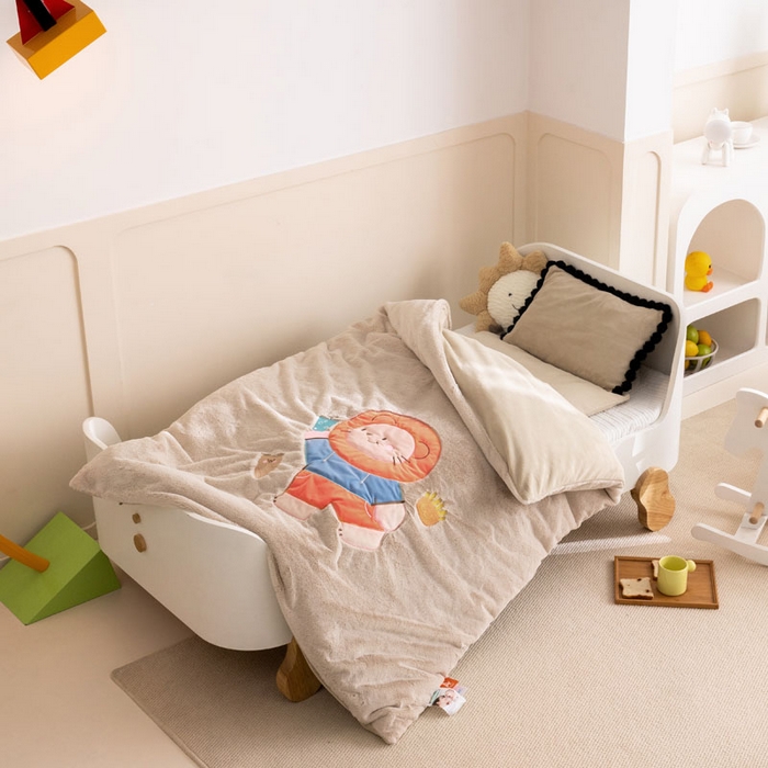 91家纺网 家纺一手货源 找家纺 喜多兔 2024新款全消光牛奶绒超无光仿兔毛绒幼儿园三件套 小欢颜卡其色甜点狮子