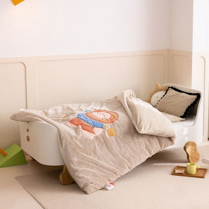 91家纺网 家纺一手货源 找家纺 喜多兔 2024新款全消光牛奶绒超无光仿兔毛绒幼儿园三件套 小欢颜卡其色甜点狮子