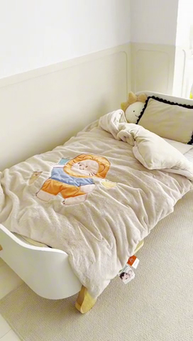 91家纺网 家纺一手货源 找家纺 喜多兔 2024新款全消光牛奶绒超无光仿兔毛绒幼儿园三件套 小欢颜卡其色甜点狮子