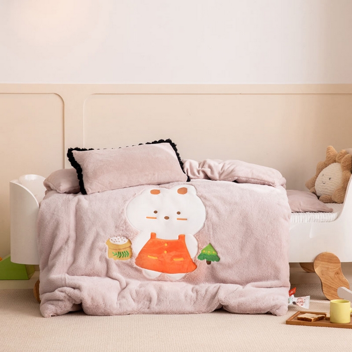 91家纺网 家纺一手货源 找家纺 （总）喜多兔 2024新款全消光牛奶绒超无光仿兔毛绒幼儿园三件套