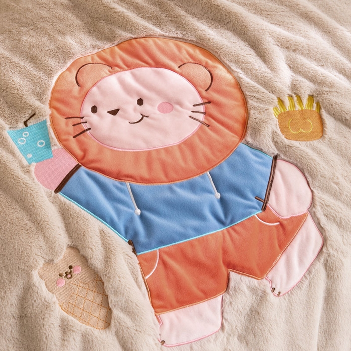 91家纺网 家纺一手货源 找家纺 喜多兔 2024新款全消光牛奶绒超无光仿兔毛绒幼儿园三件套 小欢颜卡其色甜点狮子