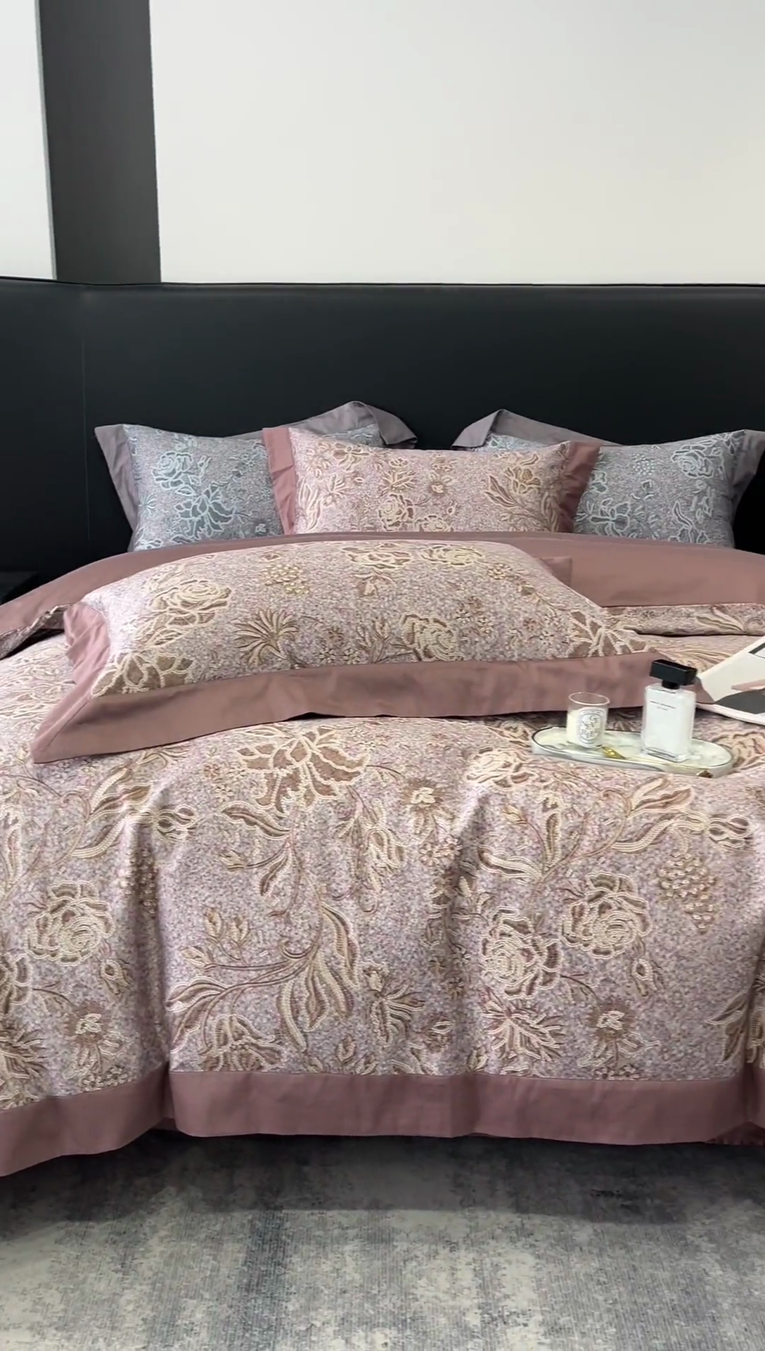 91家纺网 家纺一手货源 找家纺 鹿班家居 2024新款100支长绒棉系列——古堡印象 场景一（标准会员-20） 玫瑰豆沙