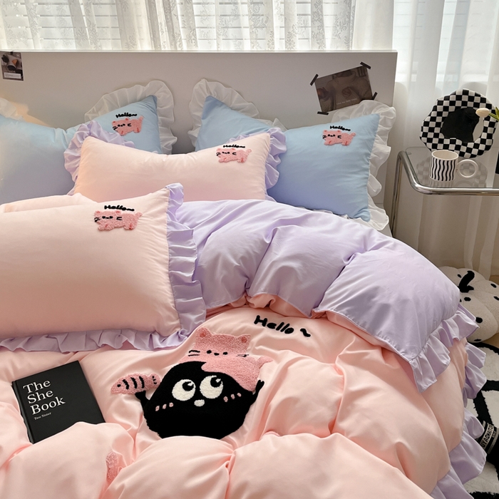 91家纺网 家纺一手货源 找家纺 泉欣 2024水洗亲肤棉可爱卡通绣花四件套(专版花型)煤球猫 煤球猫-粉紫