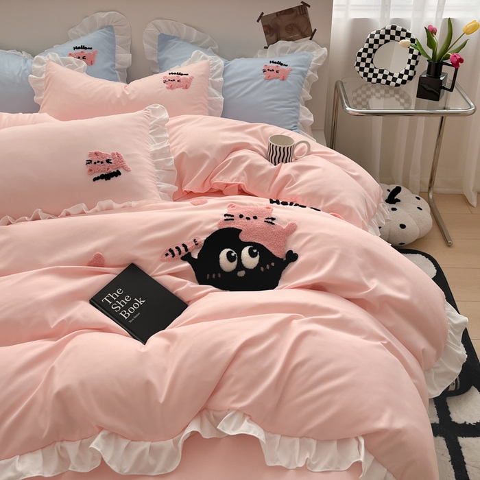 91家纺网 家纺一手货源 找家纺 泉欣 2024水洗亲肤棉可爱卡通绣花四件套(专版花型)煤球猫 煤球猫-粉玉