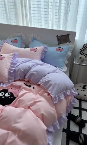 91家纺网 家纺一手货源 找家纺 泉欣 2024水洗亲肤棉可爱卡通绣花四件套(专版花型)煤球猫 煤球猫-粉紫