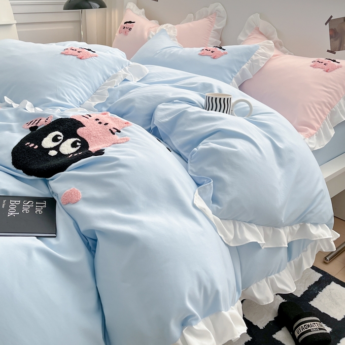 91家纺网 家纺一手货源 找家纺 泉欣 2024水洗亲肤棉可爱卡通绣花四件套(专版花型)煤球猫 煤球猫-浅蓝