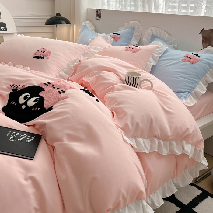 91家纺网 家纺一手货源 找家纺 泉欣 2024水洗亲肤棉可爱卡通绣花四件套(专版花型)煤球猫 煤球猫-粉玉