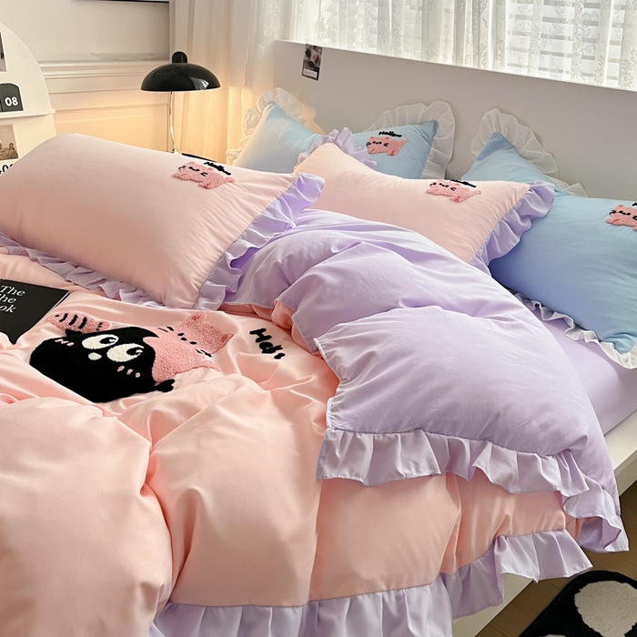 91家纺网 家纺一手货源 找家纺 泉欣 2024水洗亲肤棉可爱卡通绣花四件套(专版花型)煤球猫 煤球猫-粉紫