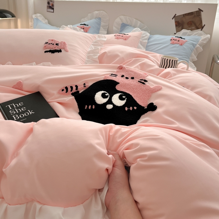 91家纺网 家纺一手货源 找家纺 泉欣 2024水洗亲肤棉可爱卡通绣花四件套(专版花型)煤球猫 煤球猫-粉玉