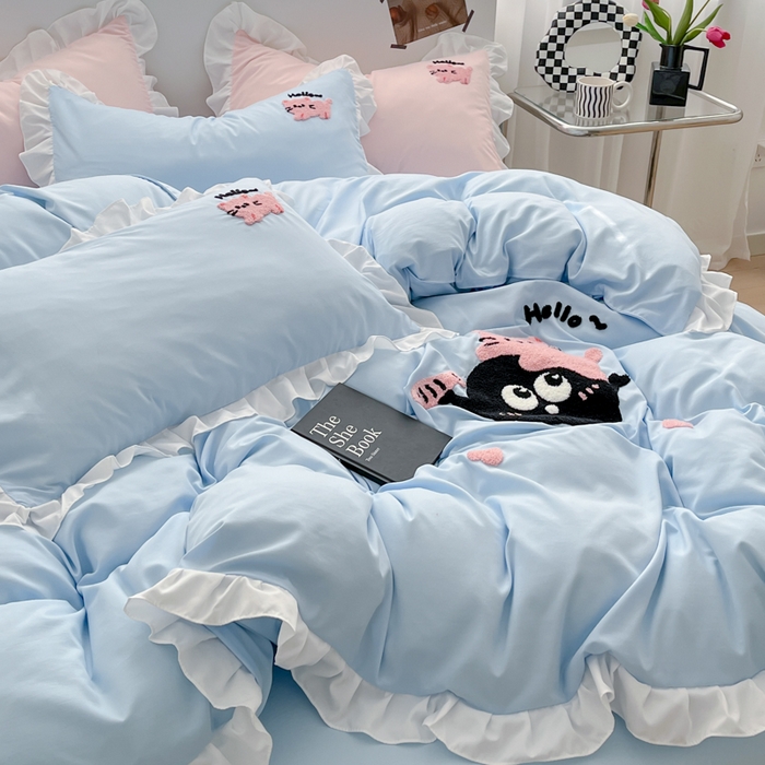 91家纺网 家纺一手货源 找家纺 泉欣 2024水洗亲肤棉可爱卡通绣花四件套(专版花型)煤球猫 煤球猫-浅蓝