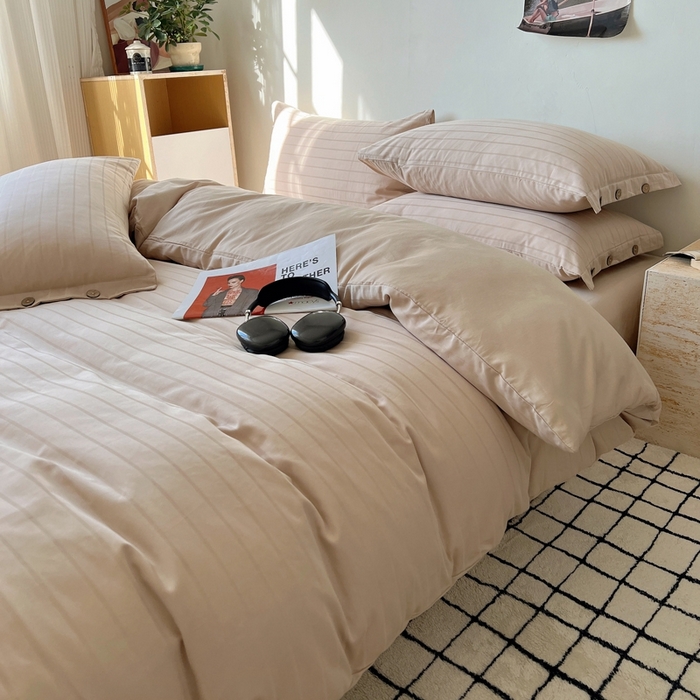 91家纺网 家纺一手货源 找家纺 三朵家纺 2024新款春夏无印侘寂风提花长绒棉四件套 宽条-可可奶棕