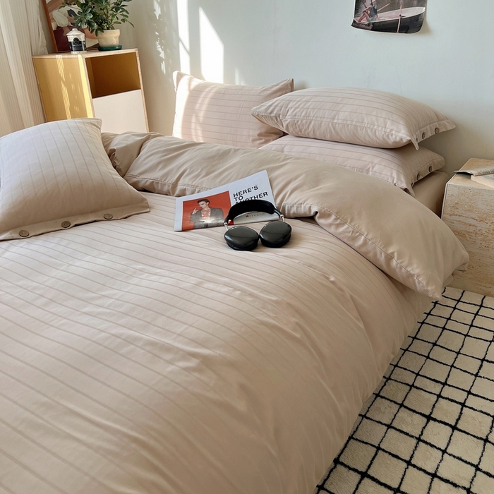 91家纺网 家纺一手货源 找家纺 三朵家纺 2024新款春夏无印侘寂风提花长绒棉四件套 宽条-可可奶棕