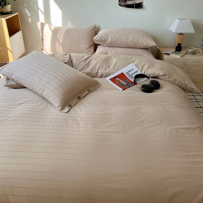 91家纺网 家纺一手货源 找家纺 三朵家纺 2024新款春夏无印侘寂风提花长绒棉四件套 宽条-可可奶棕