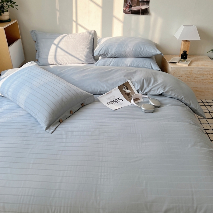 91家纺网 家纺一手货源 找家纺 三朵家纺 2024新款春夏无印侘寂风提花长绒棉四件套 宽条-北欧灰