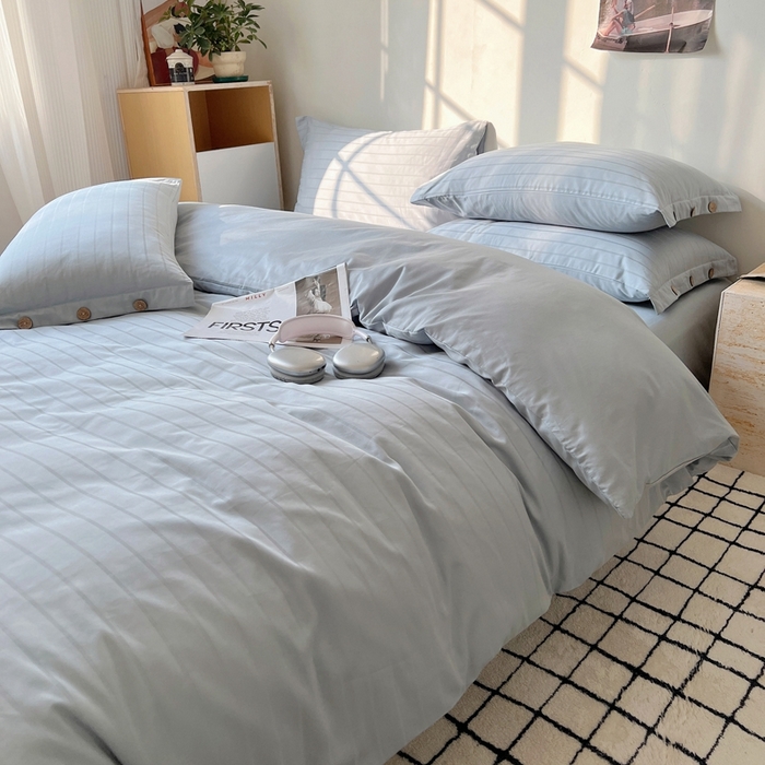 91家纺网 家纺一手货源 找家纺 三朵家纺 2024新款春夏无印侘寂风提花长绒棉四件套 宽条-北欧灰