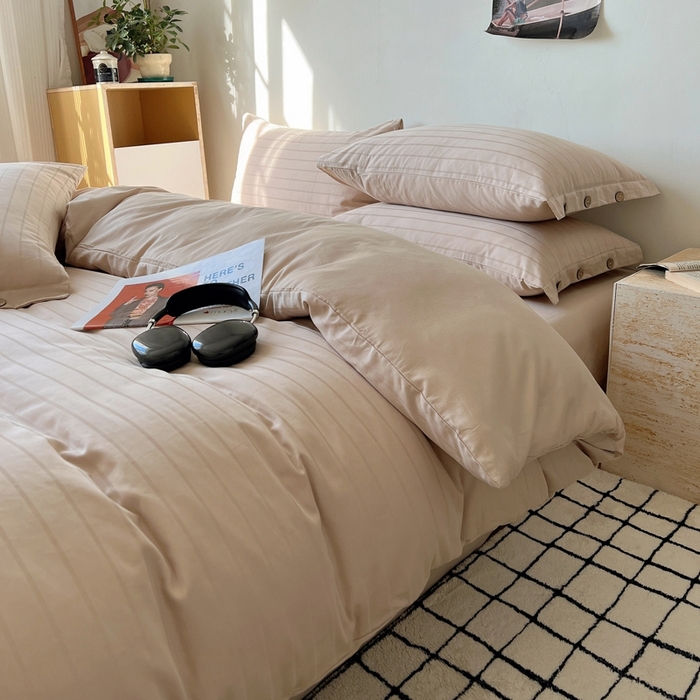 91家纺网 家纺一手货源 找家纺 三朵家纺 2024新款春夏无印侘寂风提花长绒棉四件套 宽条-可可奶棕