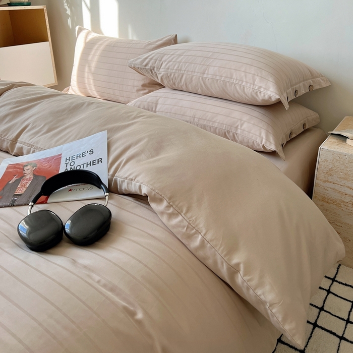 91家纺网 家纺一手货源 找家纺 三朵家纺 2024新款春夏无印侘寂风提花长绒棉四件套 宽条-可可奶棕