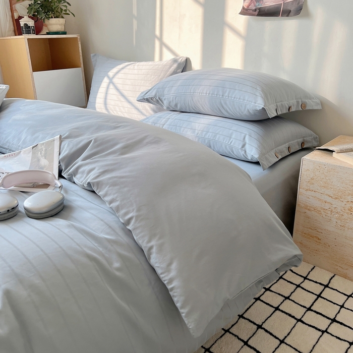 91家纺网 家纺一手货源 找家纺 三朵家纺 2024新款春夏无印侘寂风提花长绒棉四件套 宽条-北欧灰