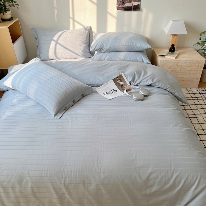 91家纺网 家纺一手货源 找家纺 三朵家纺 2024新款春夏无印侘寂风提花长绒棉四件套 宽条-北欧灰