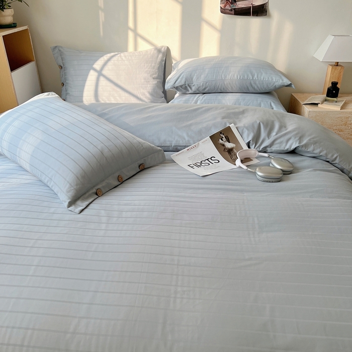 91家纺网 家纺一手货源 找家纺 三朵家纺 2024新款春夏无印侘寂风提花长绒棉四件套 宽条-北欧灰