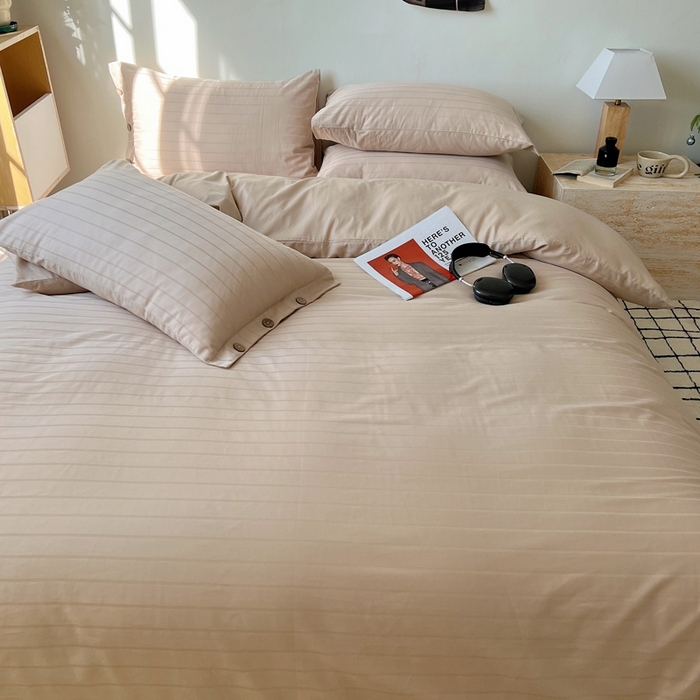 91家纺网 家纺一手货源 找家纺 三朵家纺 2024新款春夏无印侘寂风提花长绒棉四件套 宽条-可可奶棕