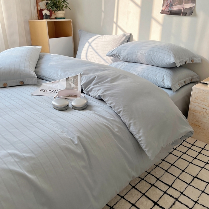 91家纺网 家纺一手货源 找家纺 三朵家纺 2024新款春夏无印侘寂风提花长绒棉四件套 宽条-北欧灰