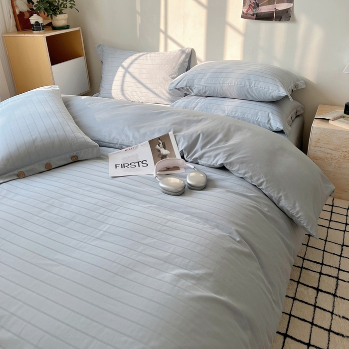 91家纺网 家纺一手货源 找家纺 三朵家纺 2024新款春夏无印侘寂风提花长绒棉四件套 宽条-北欧灰