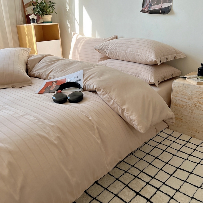 91家纺网 家纺一手货源 找家纺 三朵家纺 2024新款春夏无印侘寂风提花长绒棉四件套 宽条-可可奶棕