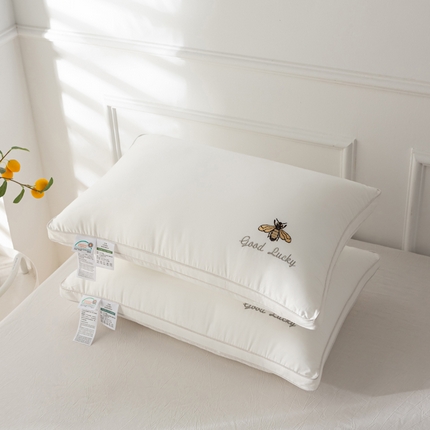 萌番宝 小蜜蜂大豆纤维枕护颈椎柔软安睡枕纯棉枕头枕芯 白色蜜蜂枕中低枕