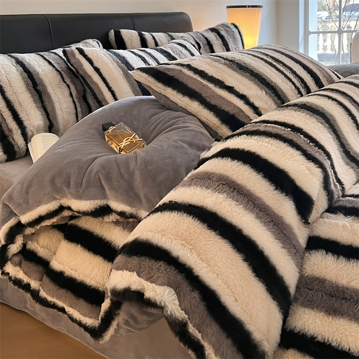 91家纺网 家纺一手货源 找家纺 罗优家纺 2024新款兔兔绒四件套-时光系列 时光-黑白条