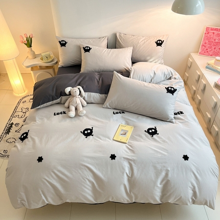 91家纺网 家纺一手货源 找家纺 莱登卡奴 2024新款全棉毛巾绣卡通系列四件套 乌黑淡灰