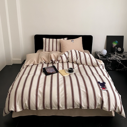 91家纺网 家纺一手货源 找家纺 Mr.pig猪先生水洗棉 2024新款简约印花迪士尼绣花条纹款四件套 史迪奇粗蓝细条