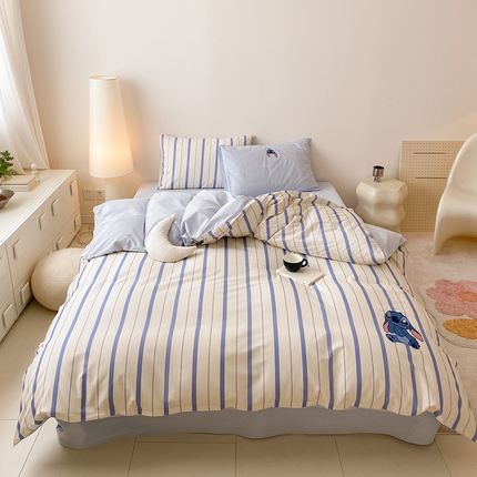 91家纺网 家纺一手货源 找家纺 Mr.pig猪先生水洗棉 2024新款简约印花迪士尼绣花条纹款四件套 史迪奇粗蓝细条