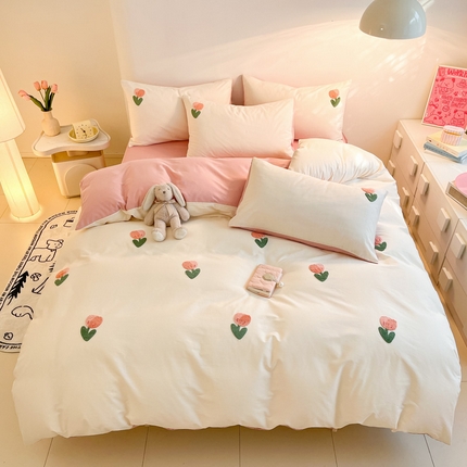 91家纺网 家纺一手货源 找家纺 莱登卡奴 2024新款全棉毛巾绣卡通系列四件套 郁金香白拼豆沙