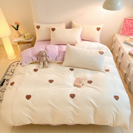 91家纺网 家纺一手货源 找家纺 莱登卡奴 2024新款全棉毛巾绣卡通系列四件套 爱心优雅紫